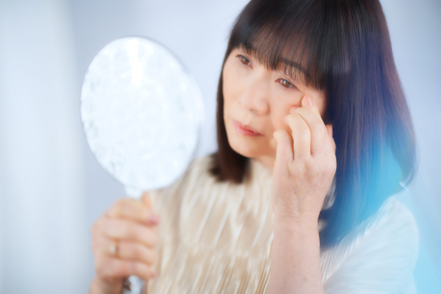 まぶたが下がる、重く感じる眼瞼下垂